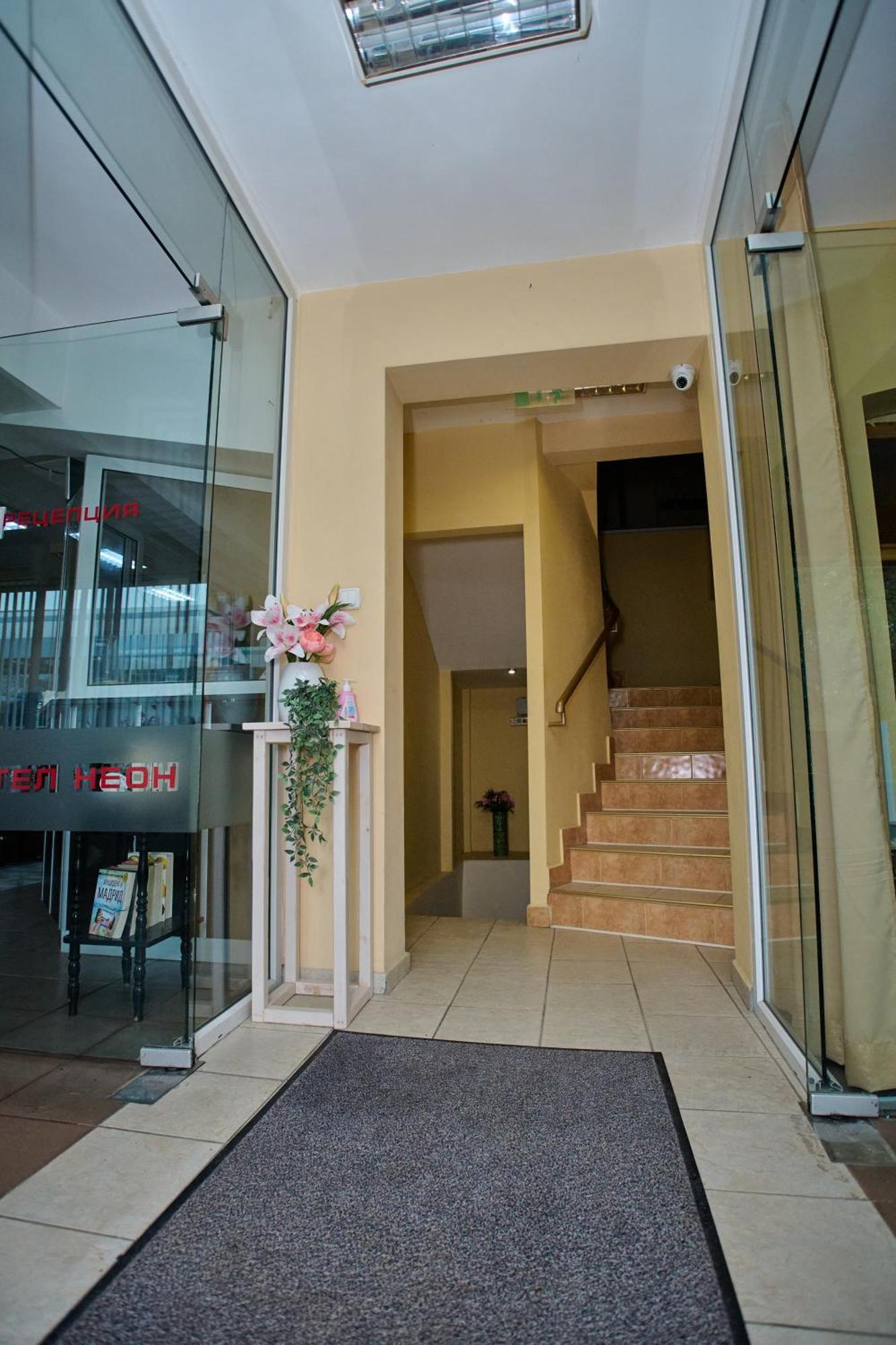 Neon Guest Rooms Шумен Экстерьер фото
